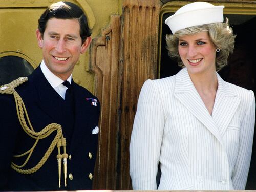 Esta actriz “agredió” al Príncipe Carlos cuando era niña