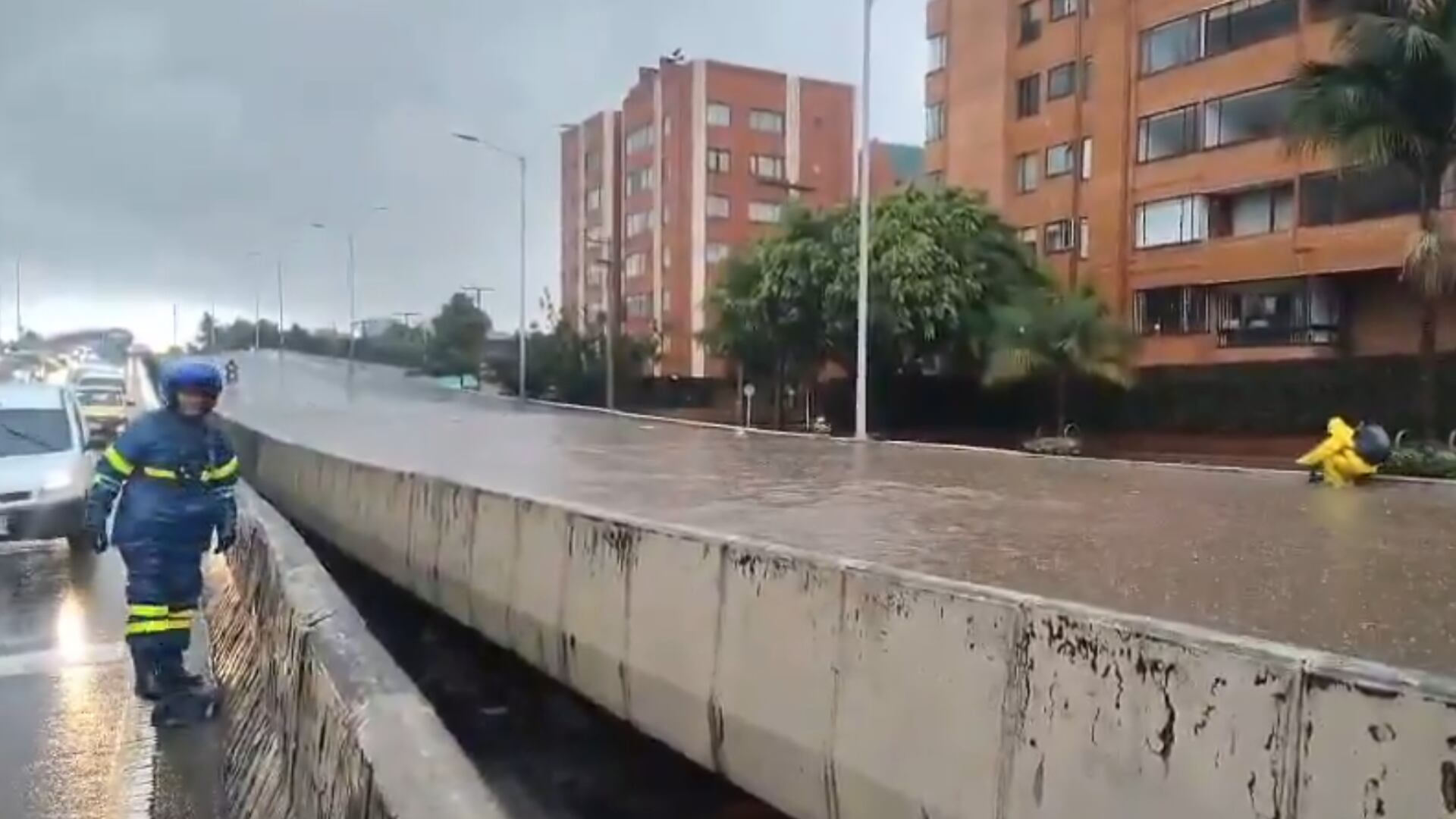 El puente de la 127 con novena se inundó completamente por las fuertes lluvias en la ciudad; hay más vías afectadas