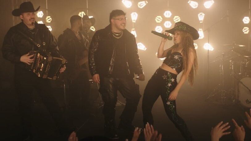 El video de '(Entre Paréntesis)' de Shakira con Grupo Frontera tomó por sorpresa a los seguidores y desde ya lo convierten en un hit.