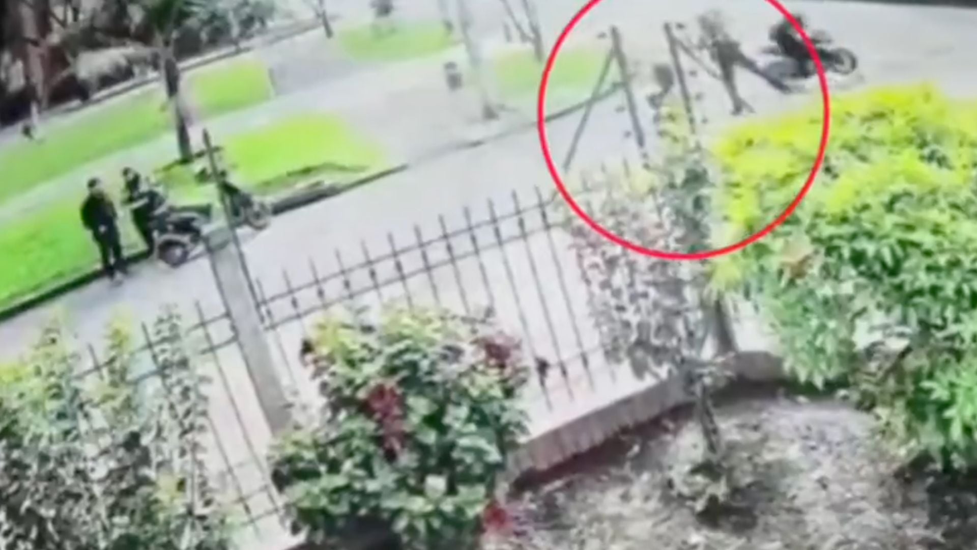 Video captó el momento en que un motociclista atropelló a un agente de tránsito en Bogotá