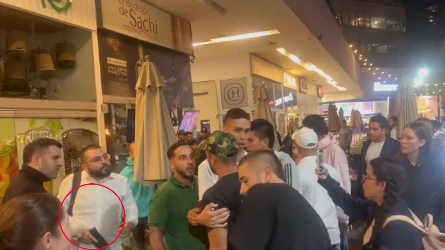 Riña en El Poblado, en Medellín, entre seguidores de Albert Corredor y Fico Gutiérrez