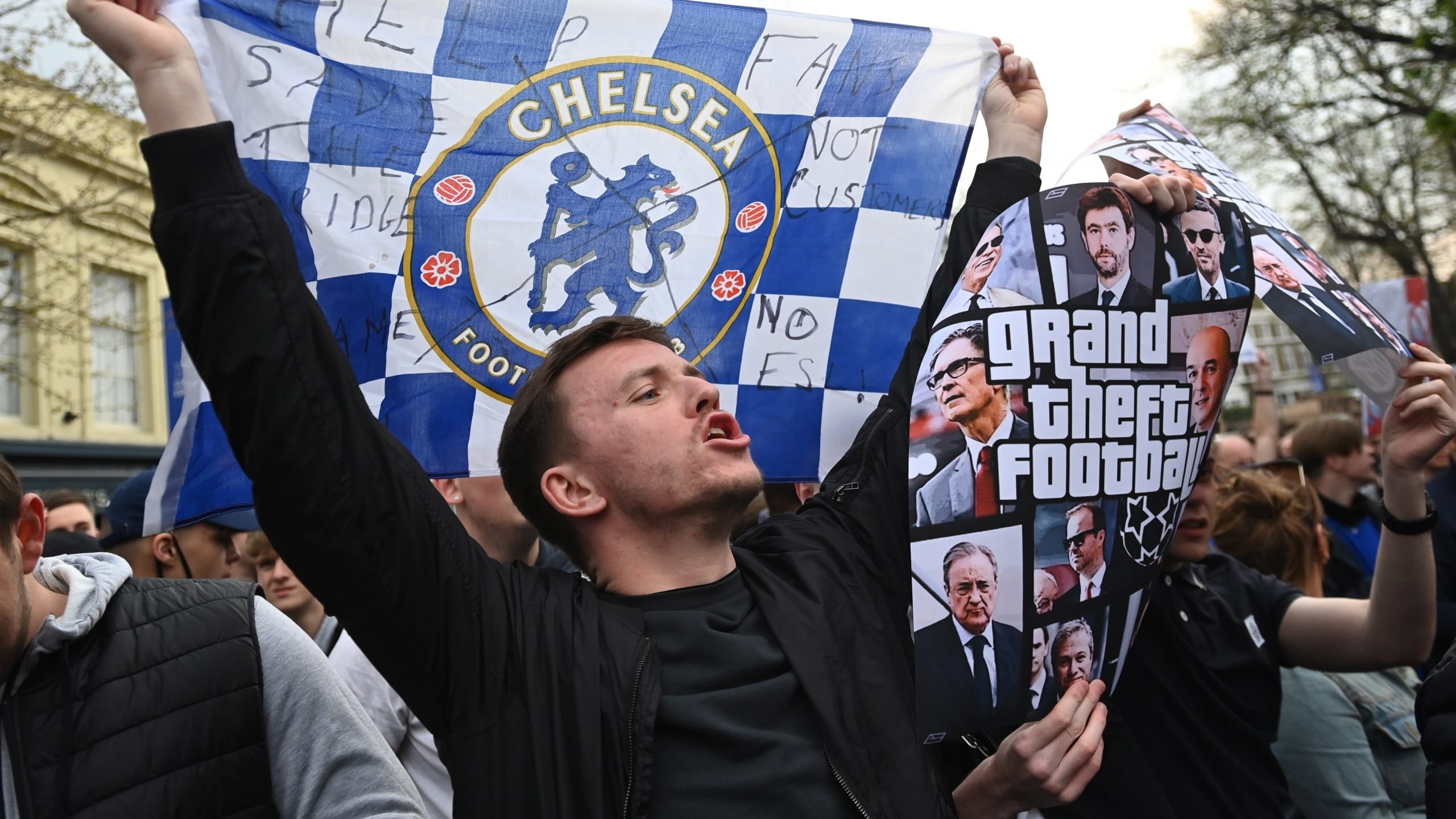 Fans del Chelsea no dejaron entrar al bus de su equipo a su propio estadio