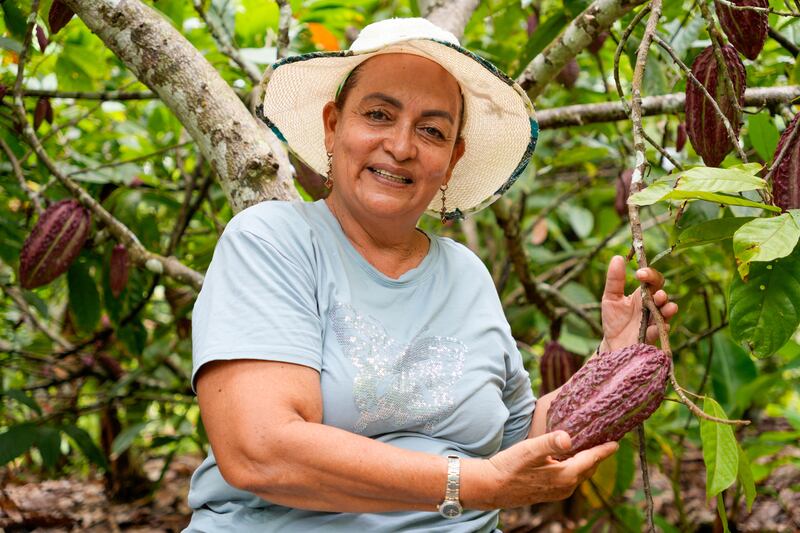 Mujeres que producen el Cacao