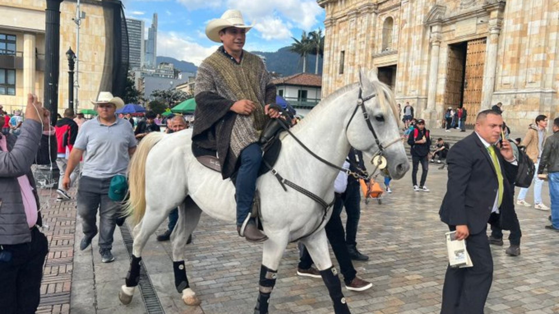 El senador Alirio Barrera llevó su caballo al Congreso porque es su mascota.