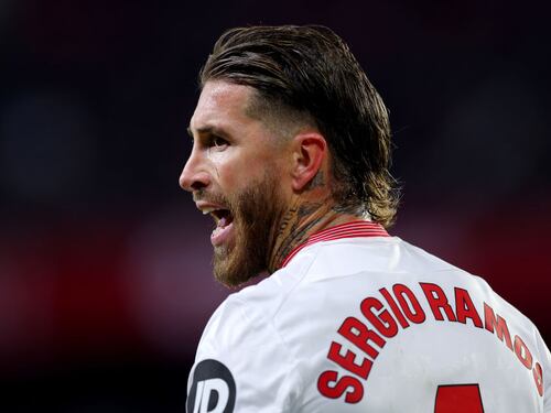 Sergio Ramos pisa escudo del Atlético y la afición estalla