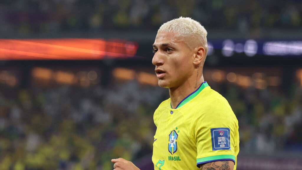 Sorprendente tatuaje de Richarlison junto a Neymar, Ronaldo y firma de Pelé