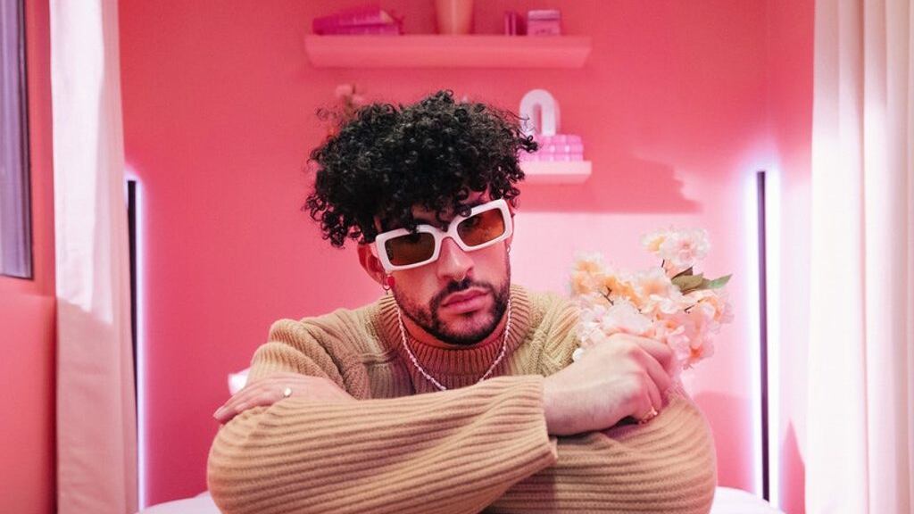Bad Bunny sigue dando que hablar por sus besos.