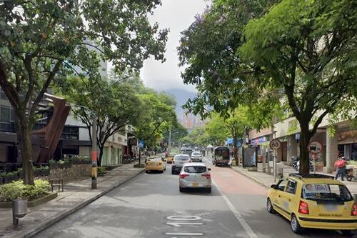 Pegan polémicos carteles en postes de Medellín con fuertes mensajes para turistas