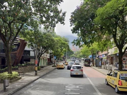 Pegan polémicos carteles en postes de Medellín con fuertes mensajes para turistas
