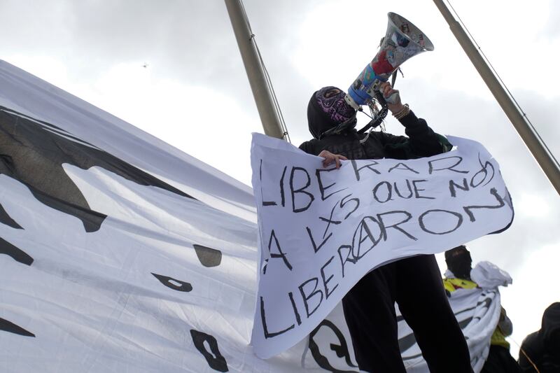 Manifestación de integrantes de la Primera Línea exigiendo la liberación de los presos políticos.