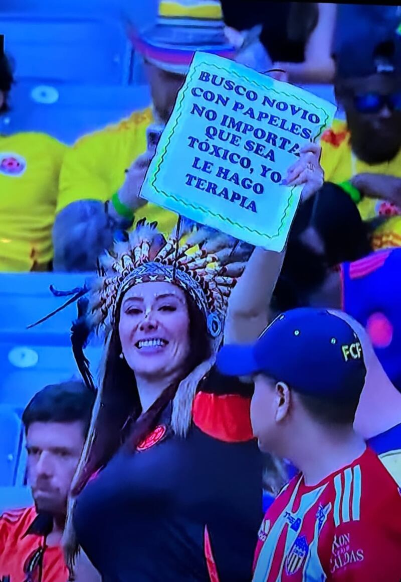 Colombiana busca a novio con papeles en medio del partido entre Colombia y Costa Rica