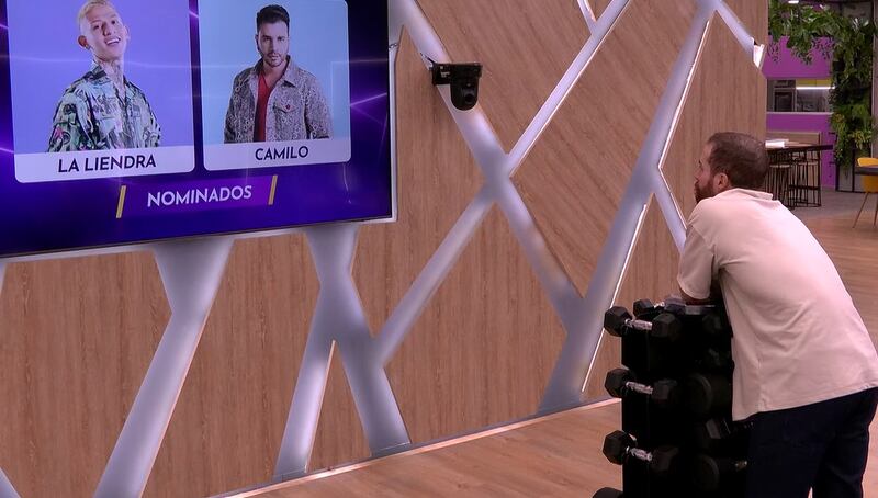 Mateo 'Peluche' Varela observa la placa de nominados de 'La casa de los famosos Colombia 2'