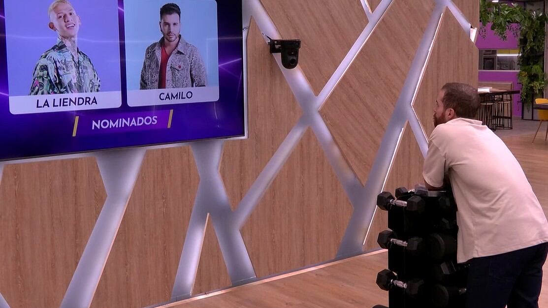 Mateo 'Peluche' Varela observa la placa de nominados de 'La casa de los famosos Colombia 2'