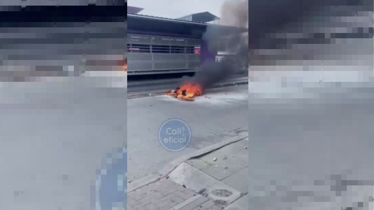 Un motocicleta quemó su moto cuando agentes de tránsito le pidieron los papeles.