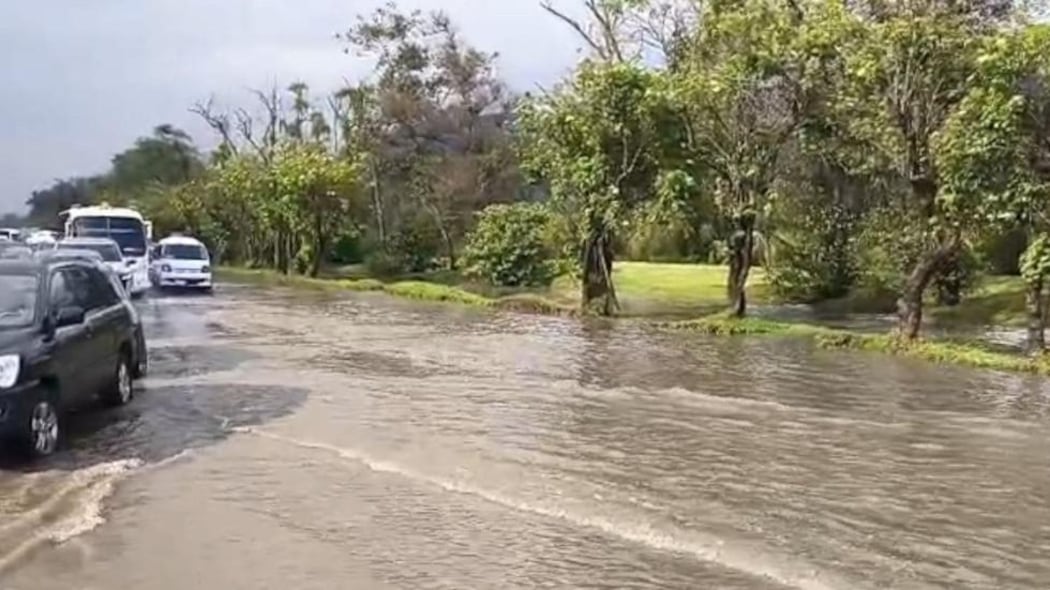 Alta congestión en autopista Norte por desbordamiento del canal de agua.