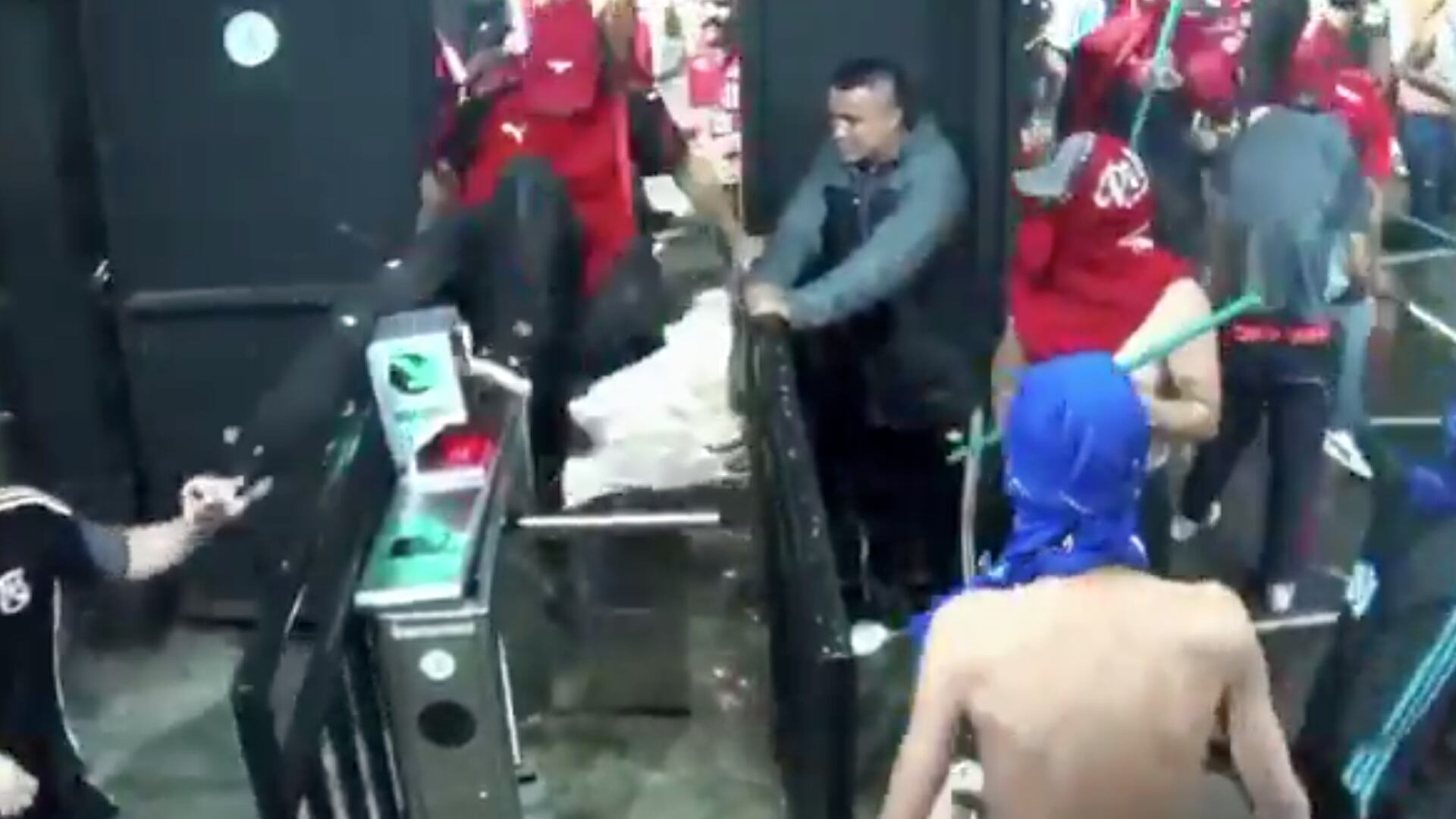 Identifica responsables de los incidentes de barras en el Atanasio Girardot - Foto: Captura de pantalla de los videos compartidos por la Alcaldía de Medellín el 19 de diciembre del 2025