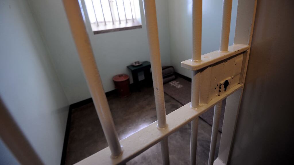 celda vacía dentro de una cárcel