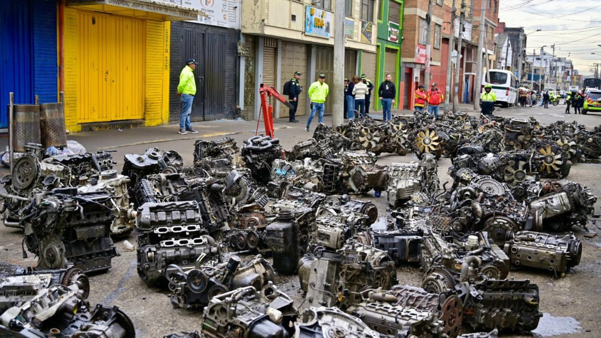Golpe al tráfico de autopartes en Bogotá: hallan 250 motores con seriales alterados en La Estanzuela