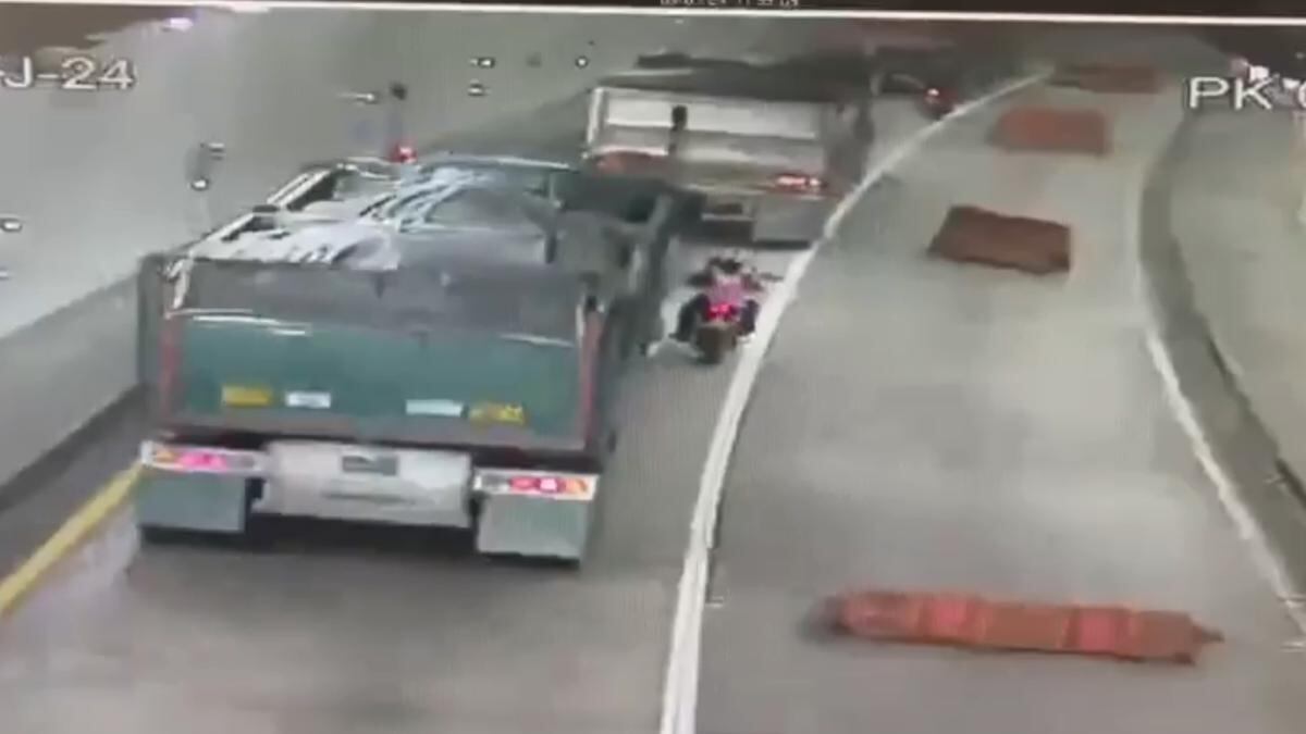 Moteros se salvan de milagro tras quedar debajo de una tractomula en la vía al Llano.