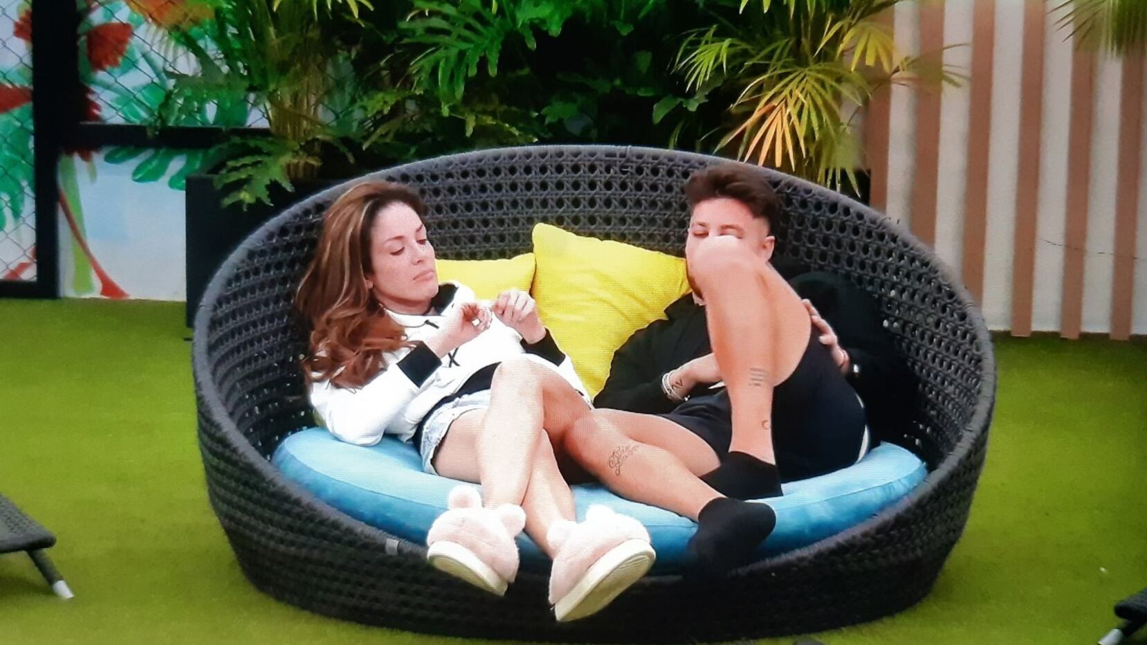 El acercamiento entre Nataly Umaña y Miguel Melfi se dio en la terraza de ‘La Casa de los Famosos’ mientras estaban solos, pero con las cámaras encima.