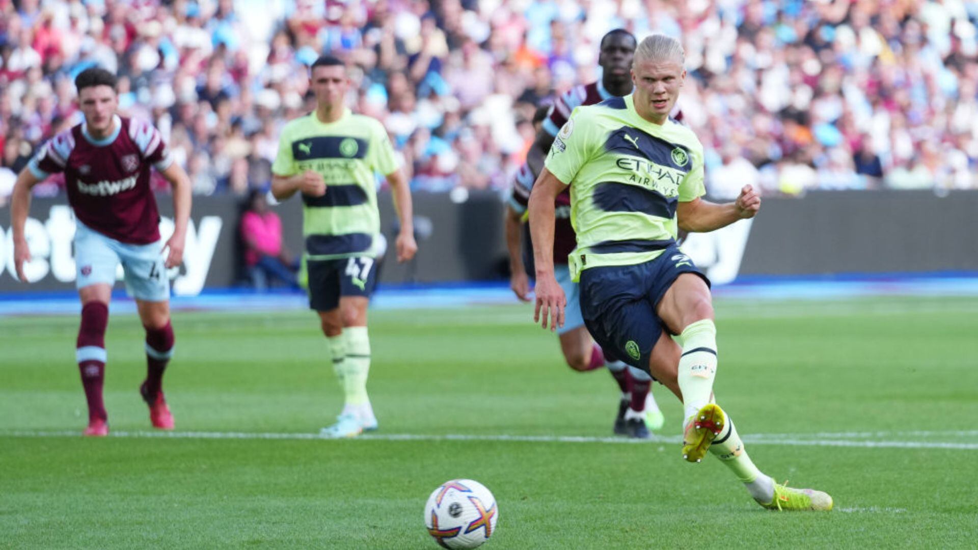 El delantero noruego anotó un doblete en su debut oficial con los 'citizens'.