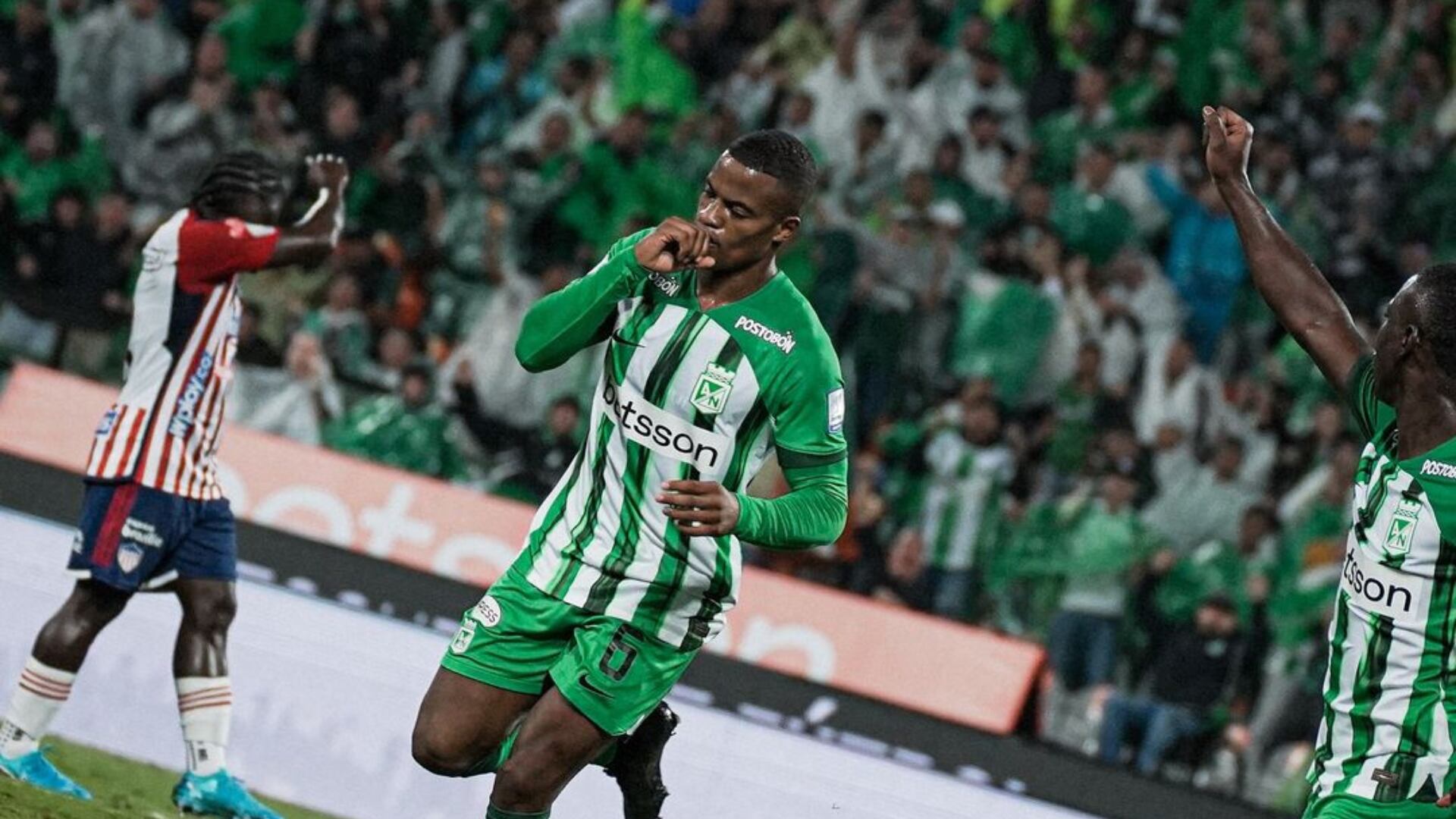 Pelea de hinchas de Nacional y Junior en el Estadio Atanasio Girardot dejó heridos