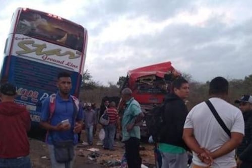 Estrepitoso choque de cuatro buses dejó como saldo dos muertos