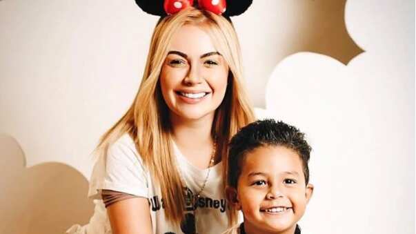 Al tierno Jacobo se le fue la lengua en un divertido video en el que revela lo que hace su madre Sara Uribe al caer la noche.