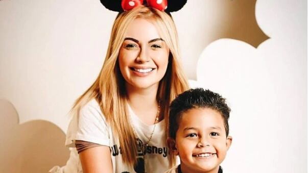 Al tierno Jacobo se le fue la lengua en un divertido video en el que revela lo que hace su madre Sara Uribe al caer la noche.