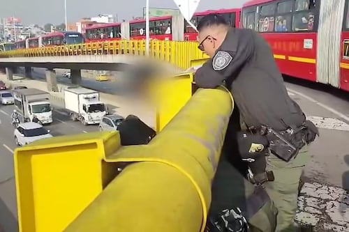 Angustiante momento: Policías evitaron que un joven se lanzara del puente de la sexta con carrera 30 en Bogotá