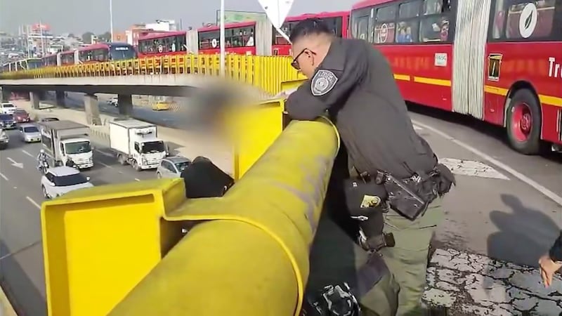 Angustiante momento: Policías evitaron que un joven se lanzara del puente de la sexta con carrera 30 en Bogotá