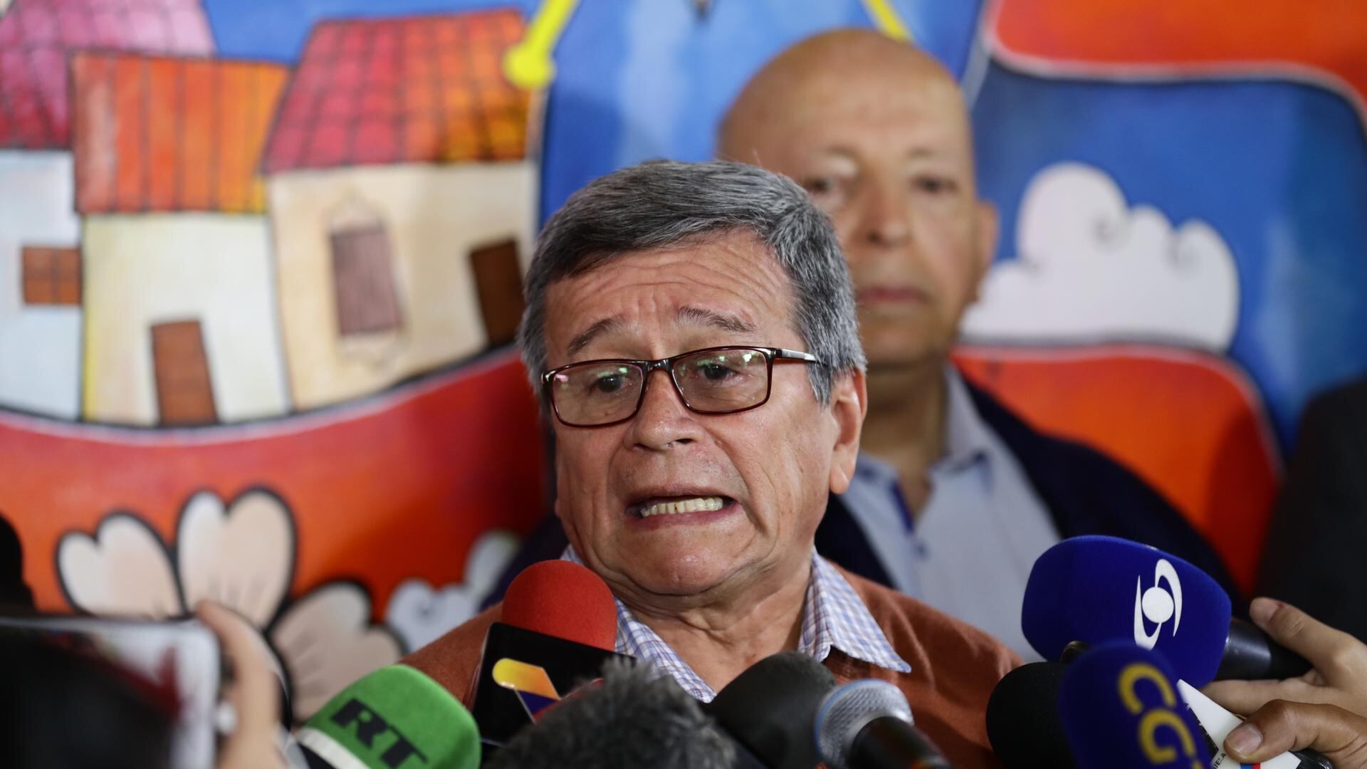 El representante del Ejército Nacional de Liberación (ELN) Pablo Beltrán habla tras una declaración conjunta con delegados del Gobierno de Colombia, en Caracas (Venezuela).