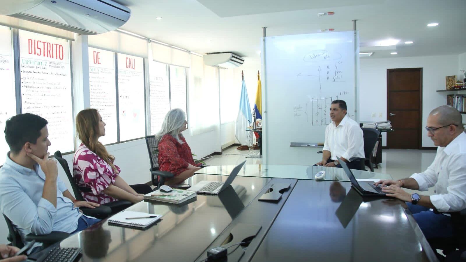La ministra de Vivienda, Catalina Velasco, y el alcalde Cali, Jorge Iván Ospina.