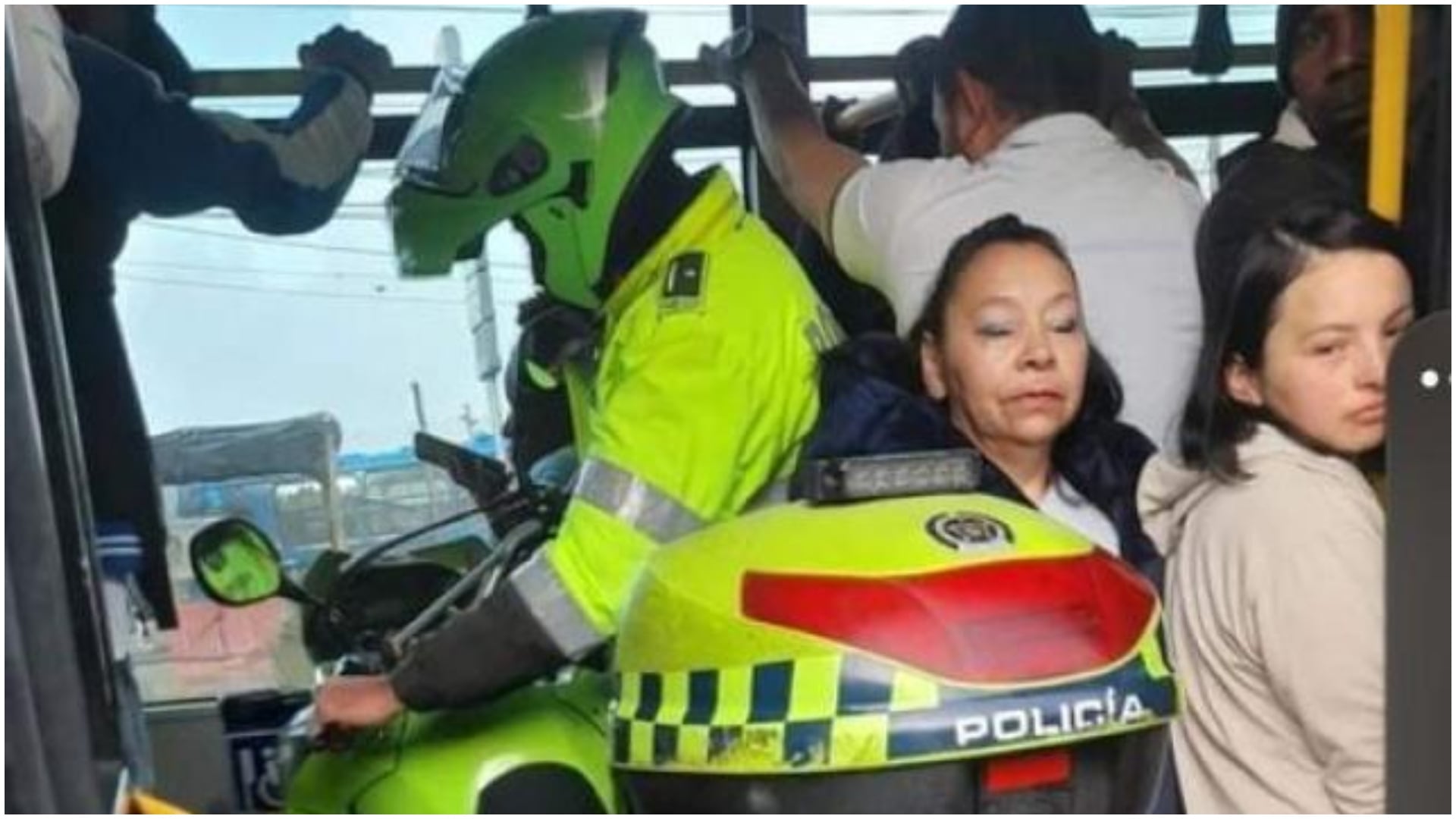 Policía ingresa su moto al TransMilenio (Redes sociales)