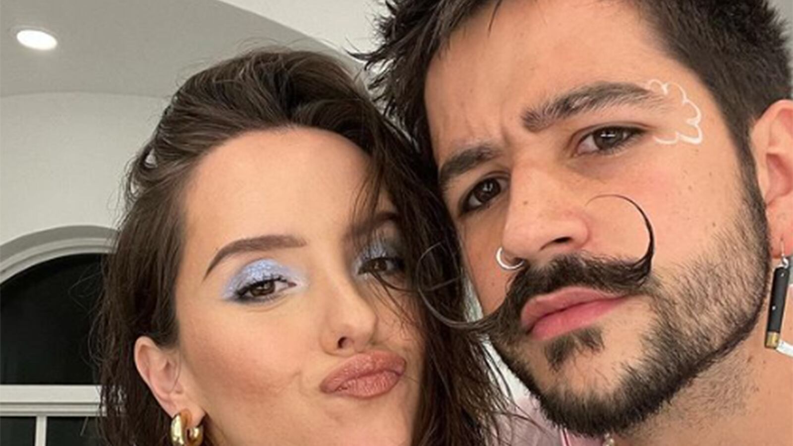 Camilo y Evaluna son criticados por su estilo al vestir.