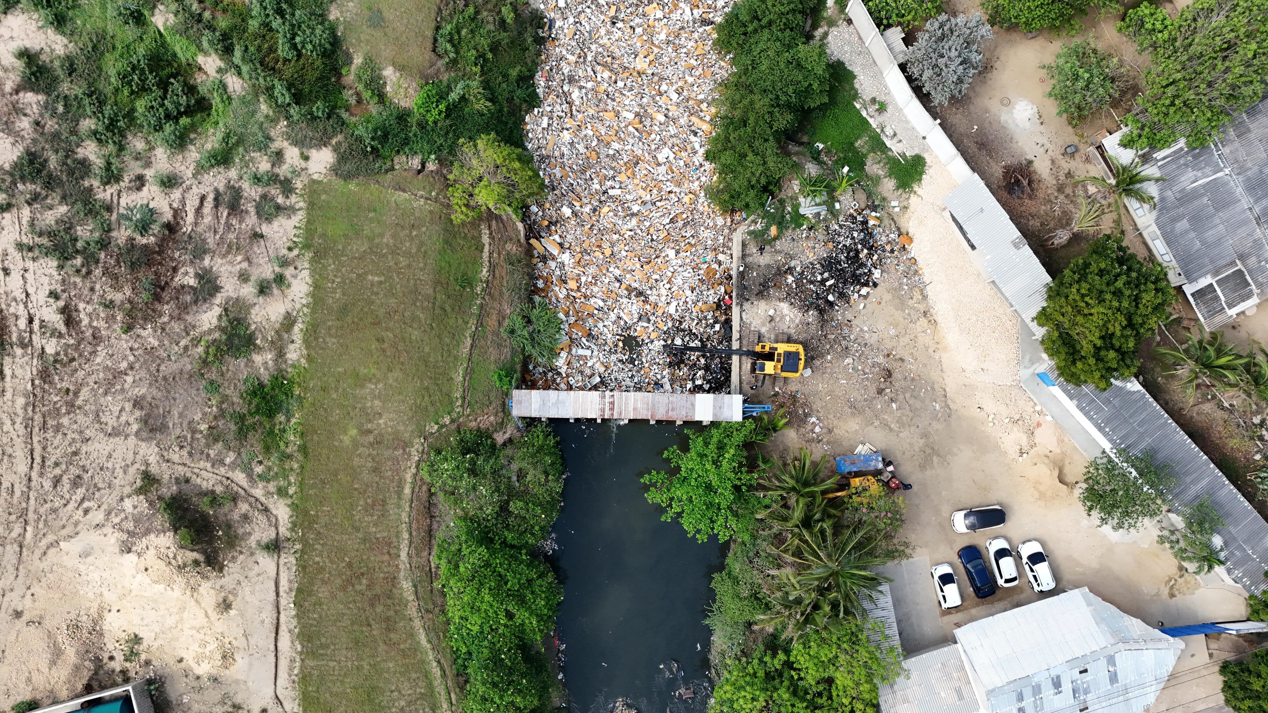 Así limpian el Arroyo León en Barranquilla para que basuras no contaminen la Ciénaga Mallorquín.