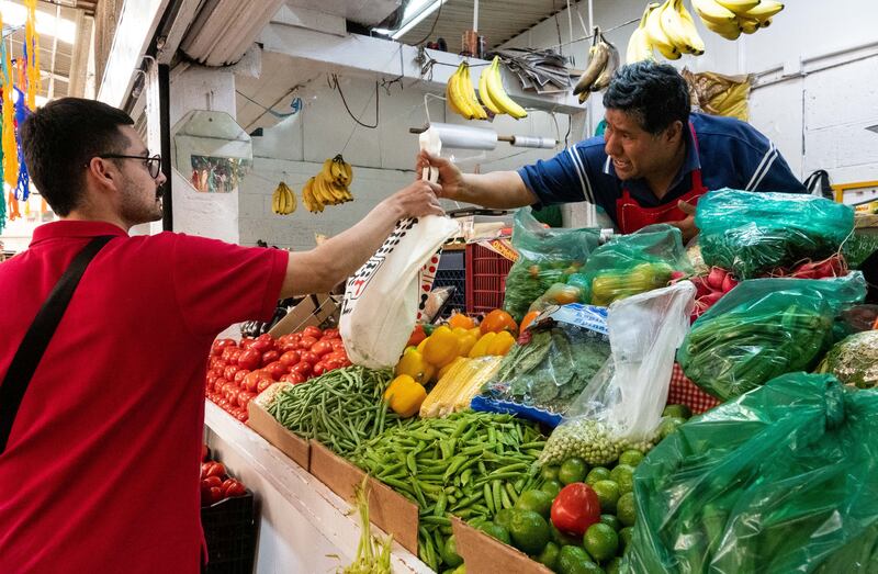 CIUDAD DE MÉXICO, 24NOVIEMBRE2023.- La inflación en México ha frenado su momento de desaceleración que presentaba desde 2021. Situandola en 4.32% lo que representa un aumento del 0.63% con respecto al mismo periodo, la primer quincena de noviembre, de 2021. Los productos que más aumentaron fueron el tomate verde y el chile poblano, así como las tarifas de electricidad.
FOTO: GALO CAÑAS/CUARTOSCURO.COM