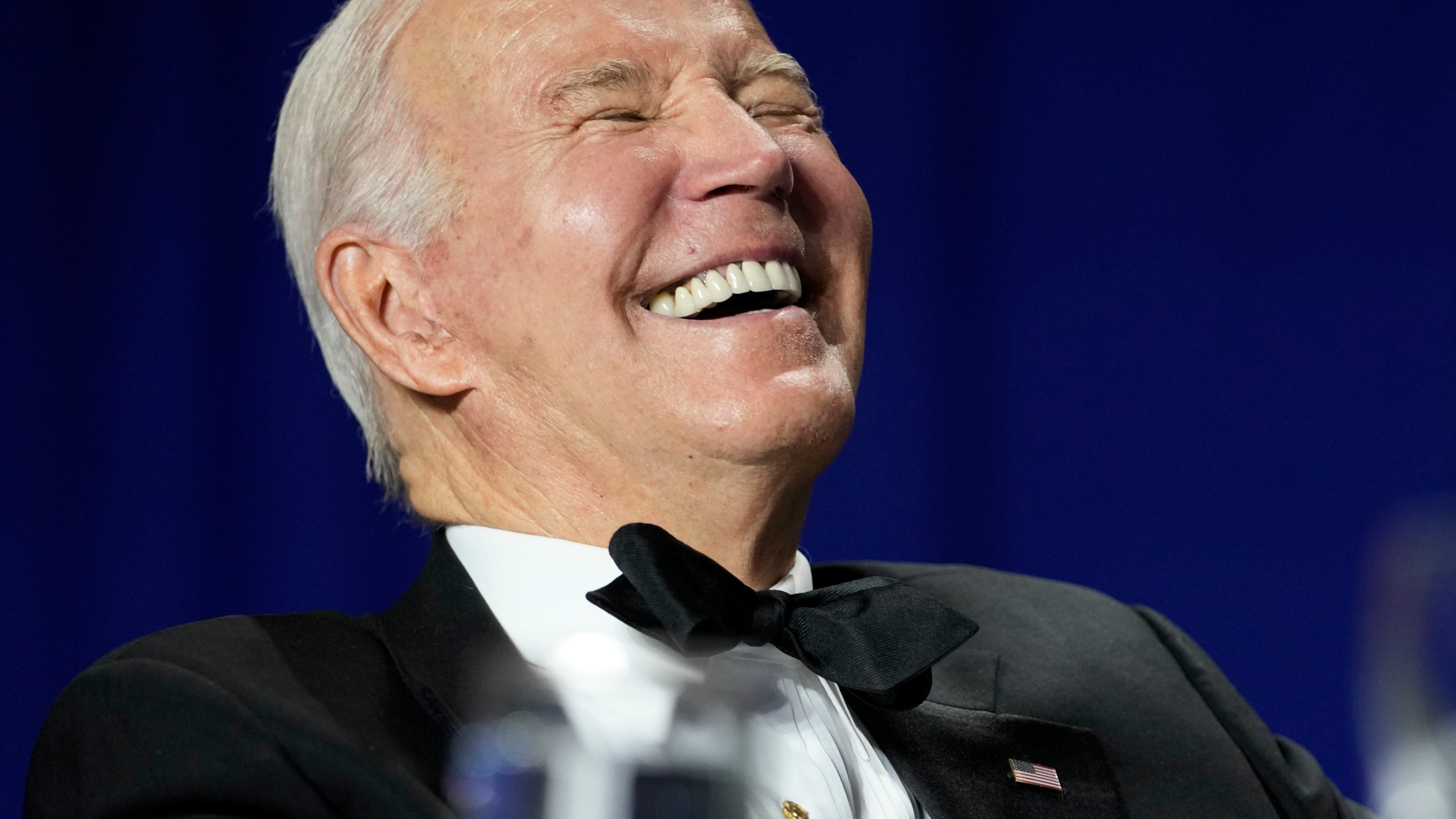 El presidente Joe Biden se ríe mientras el comediante Roy Wood Jr., corresponsal de "The Daily Show", habla durante la cena de la Asociación de Corresponsales de la Casa Blanca en el Washington Hilton en Washington, el sábado 29 de abril de 2023. (Foto AP/Carolyn Kaster)
