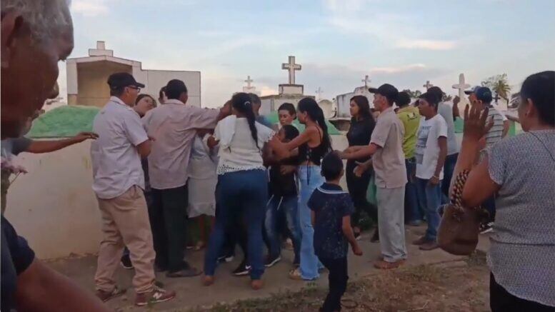 Pelea entre amante y viuda en un cementerio.
