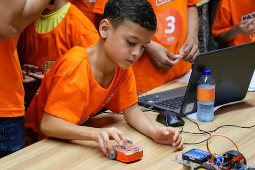 Entre robots, arte, música y pasos de baile los niños de Medellín resisten y sueñan en su futuro