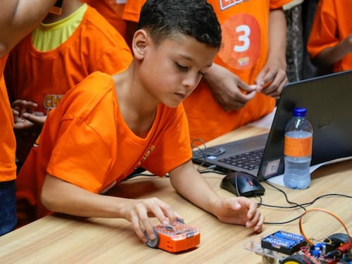 Entre robots, arte, música y pasos de baile los niños de Medellín resisten y sueñan en su futuro