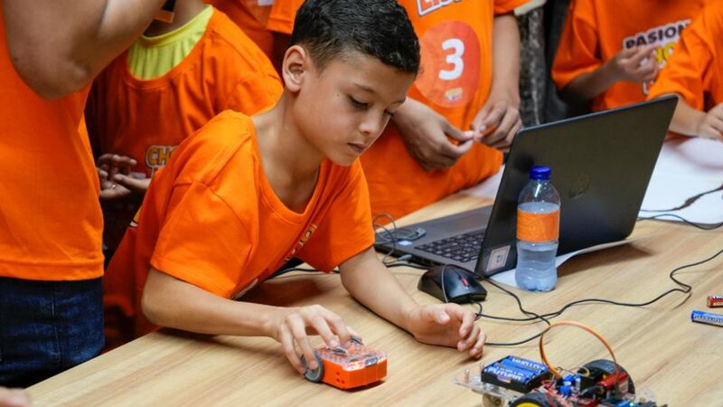 Entre robots, arte, música y pasos de baile los niños de Medellín resisten y sueñan en su futuro