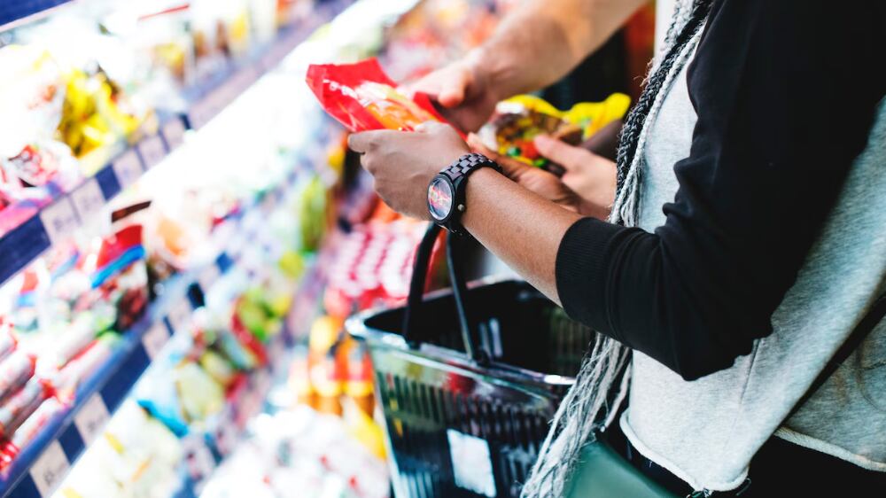 Una pareja comprando comida en supermercado