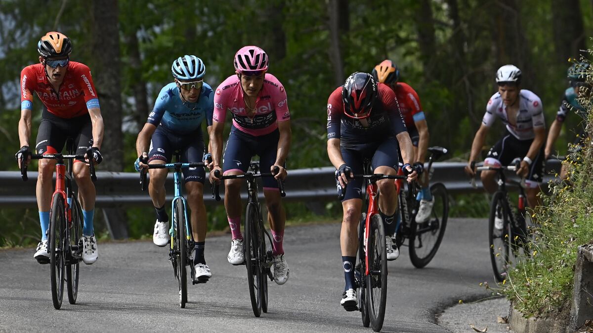 Carapaz defendió la Rosa, pero Hindley ahora le respira en la nuca en el Giro
