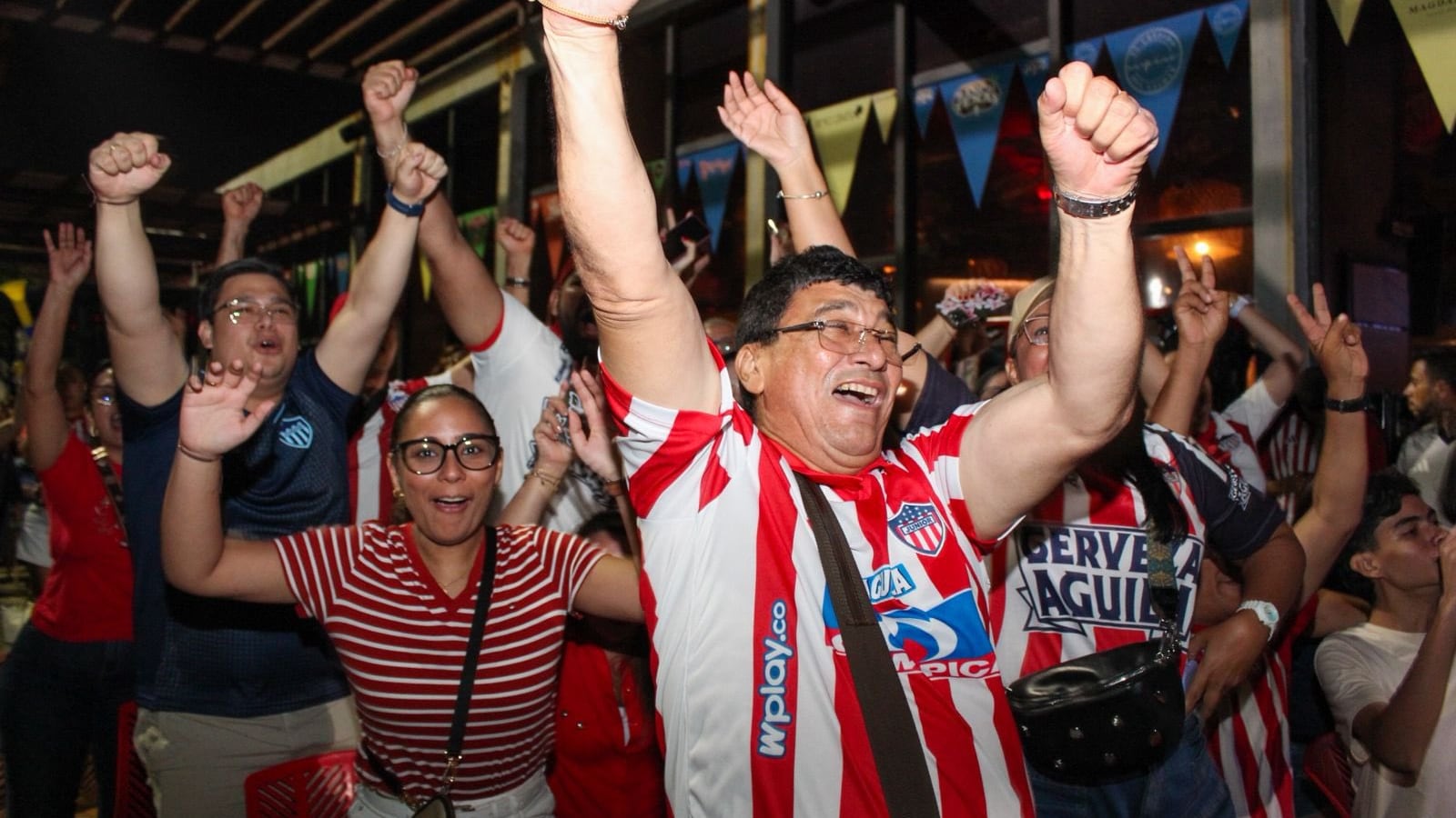 Foto hinchas celebrando el triunfo de Junior de Barranquilla.