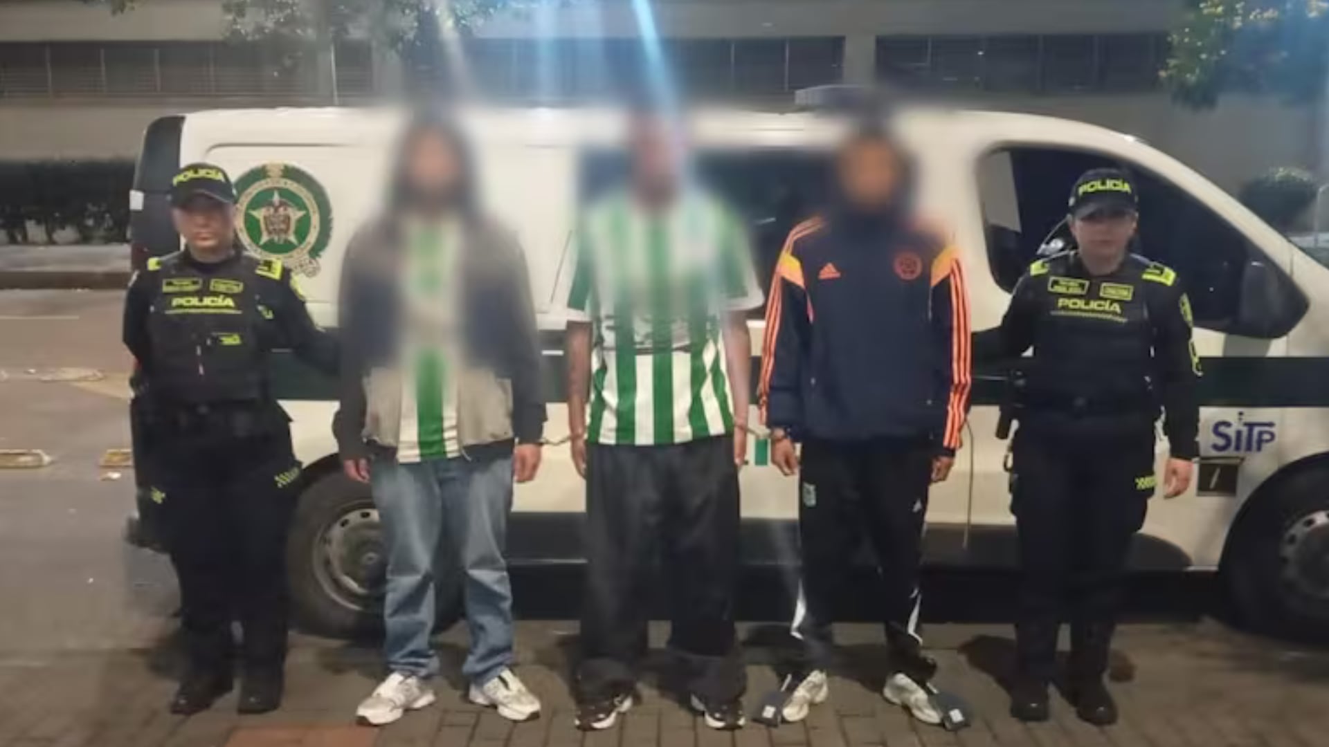 Capturan a hinchas de Nacional por intentar robar una camiseta de Millonarios en TransMilenio: lo amenazaron con un arma de fuego