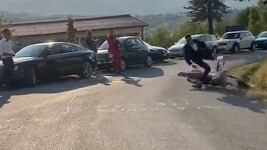 hombre se cae de moto boda pantallazo tomado de twitter