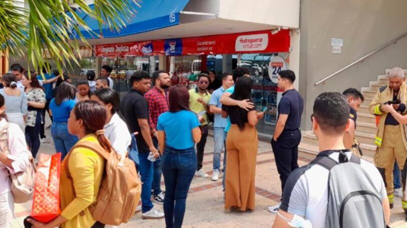 Personas salieron de los edificios evacuadas tras temblor en Cartagena.