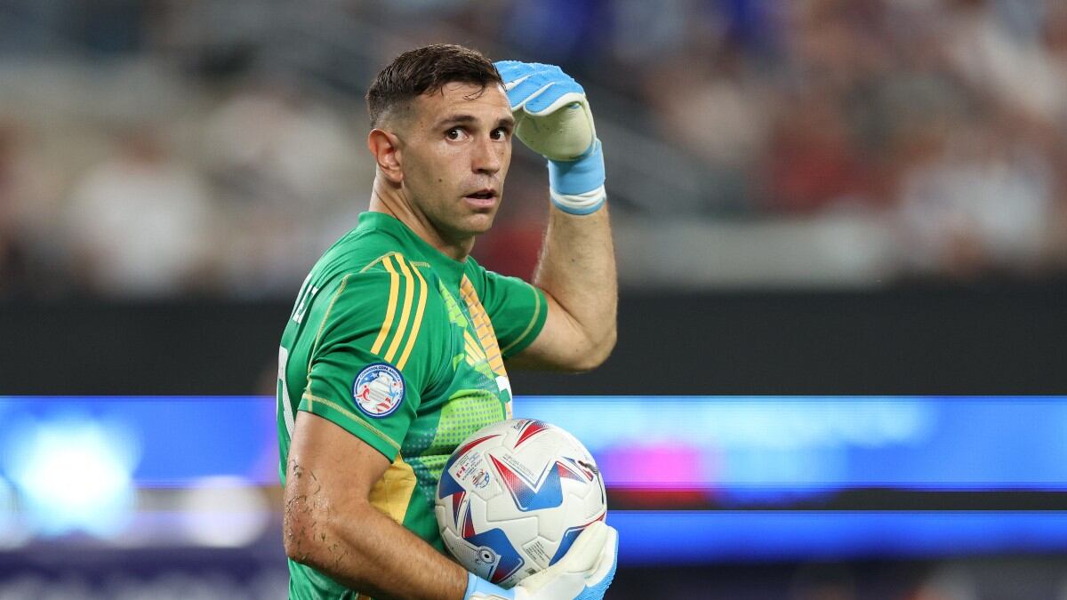 Dibu Martínez justificó agresión de los jugadores de Uruguay a hinchas colombianos