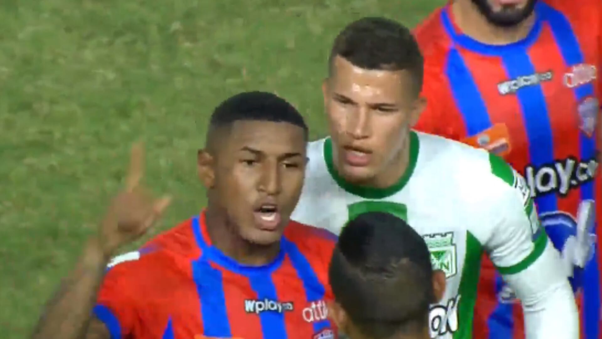 Nelson Deossa provocó un penal en contra de Atlético Nacional con infantil codazo